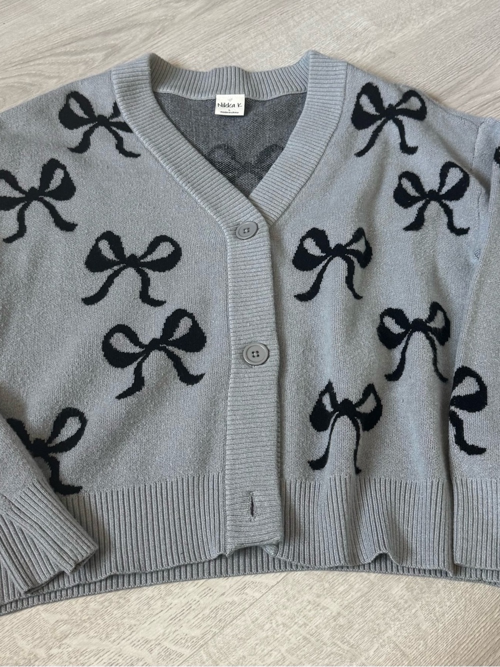 Nikka K l Light Gray Bow-Pattern | V-Neck Cardigan | Size L